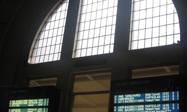 BRAȘOV. Despăgubit cu 410 lei pentru întârzierea trenului spre Viena 1 gara-afisaj.jpg