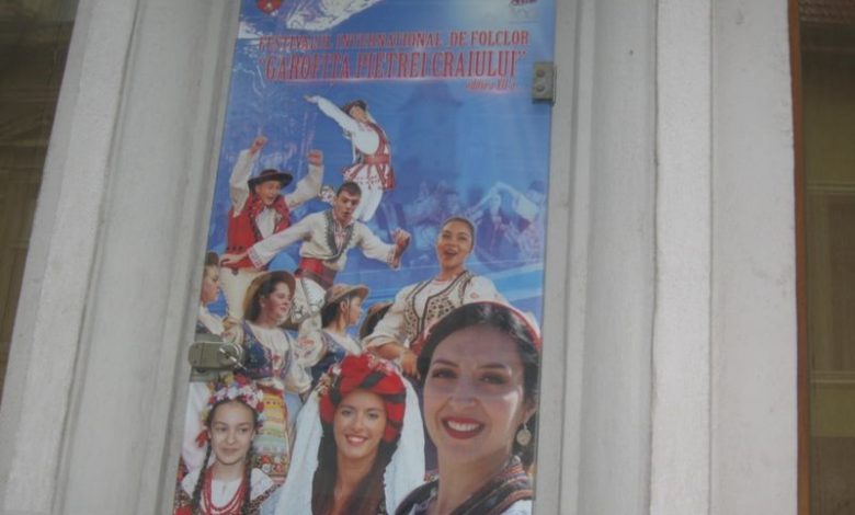 BRAȘOV. O nouă ediție a Festivalului Internaţional de Folclor „Garofiţa Pietrei Craiului” 1 garofita2.jpg