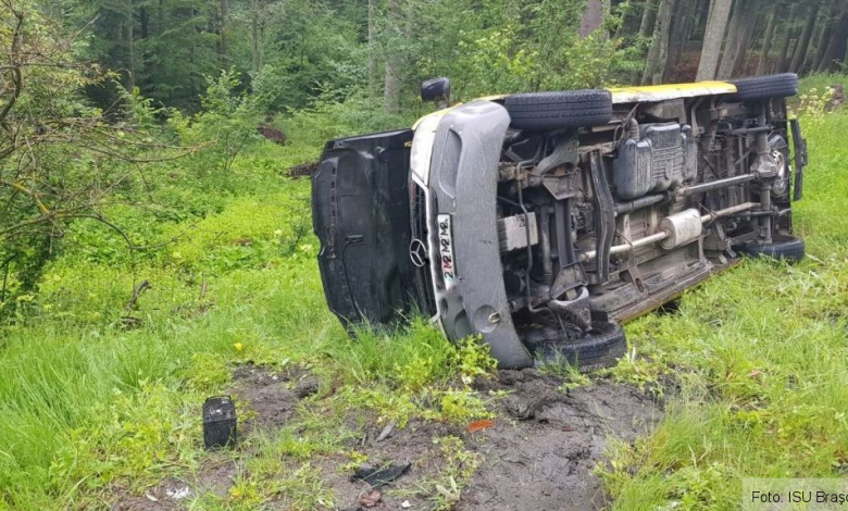 Update. BRAȘOV. Un șofer din Mureș s-a răsturnat cu microbuzul în afara DN 1 1 img-20180709-wa0015.jpg
