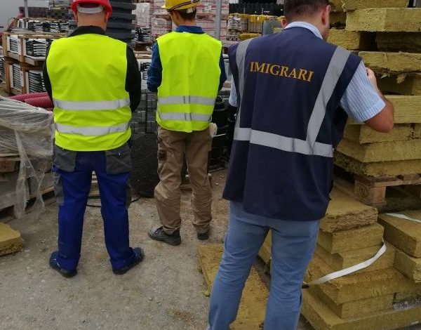 BRAŞOV. Nouă cetăţeni moldoveni, depistaţi muncind „la negru” pe un şantier din Zărneşti. Angajatorii vor primi între 10.000 şi 20.000 de lei amendă pentru fiecare dintre ei 1 img-20180719-wa0001.jpg