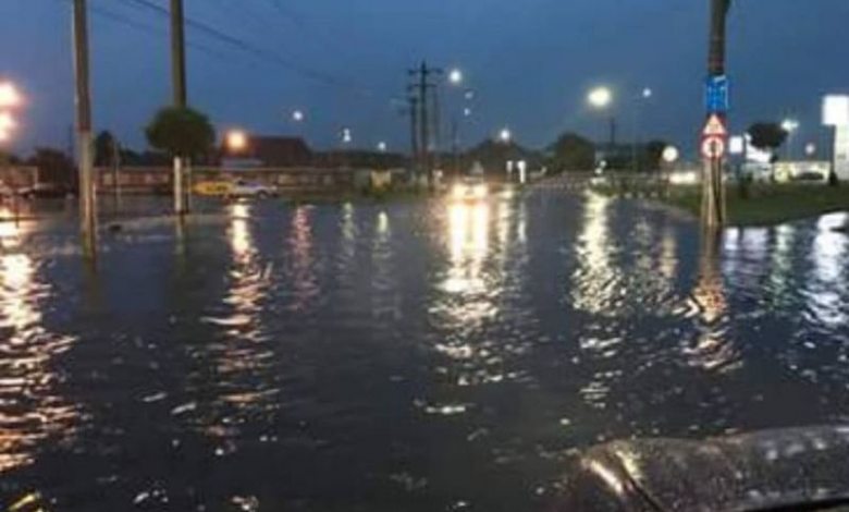 BRAŞOV. Străzi şi gospodării inundate la Codlea, din cauza ploii torenţiale 1 inundatiicodlea.jpg