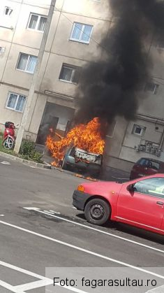 BRAŞOV. Un autoturism a luat foc la Făgăraş (FOTO) 1 masina foc_253630.jpg