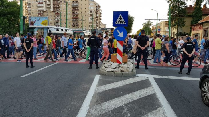 Update BRAȘOV. Se protestează intens pe trecerile de pietoni. O persoană amendată cu 3.000 de lei! 1 protest-trecere8_253785.jpg
