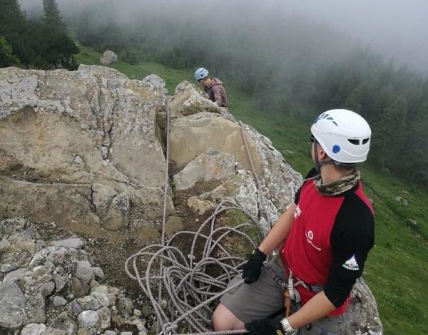 Turistă din Polonia în stare gravă după ce a căzut 100 de metri într-o zonă abruptă din Munţii Făgăraş 1 salvamontceata.jpg