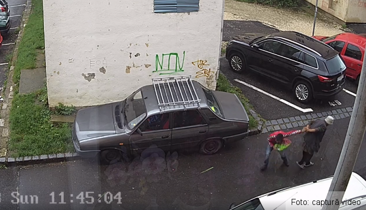 BRAŞOV. Unul dintre adolescenţii filmaţi în timp ce tâlhăreau o bătrână a fost reţinut de poliţişti 1 talhariefilmata.png