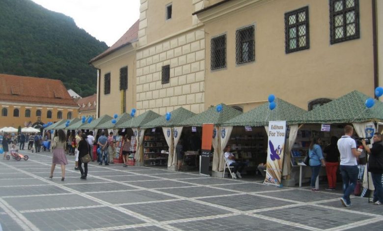 BRAȘOV. Carte şi muzică în Piaţa Sfatului 1 targ-carte-muzica.jpg
