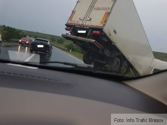 BRAȘOV. Sens de mers blocat de un TIR, pe DN 1 (FOTO) 1 tir dn 1 2_253906.jpg