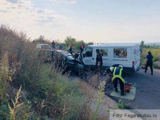 Update. BRAȘOV. Impact frontal între un microbuz si un autoturism, între Făgăraș și Șona. Unul dintre șoferi este resuscitat - FOTO 1 acc-sona_256152.jpg