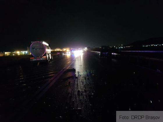 Update. BRAȘOV. Infotrafic: O victimă rănită în accidentul de pe DN 73. Nu sunt scurgeri de combustibil din cisternă 1 acc1_256007.jpg