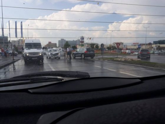 BRAȘOV. Două accidente pe Calea București, în giratorii. Un motociclist rănit 1 acc_255164.jpg