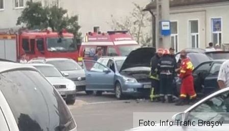 BRAȘOV. Două minore rănite și mai multe mașini avariate într-un accident rutier, în Stupini (FOTO) 1 accidentstupini_4.jpg