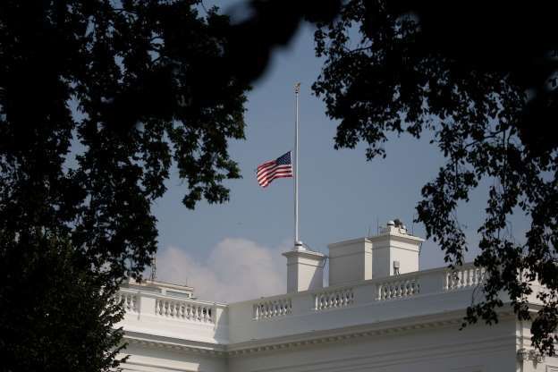 Trump ordonă arborarea drapelului în bernă pentru McCain 1 casa_4.jpg