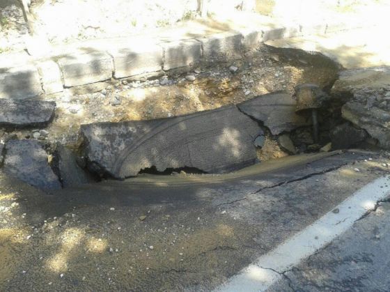BRAȘOV. Dobrogeanu Gherea e blocată! Drumul s-a surpat, după ce o conductă de apă s-a spart 1 gaura-Dobrogeanu1_255190.jpg