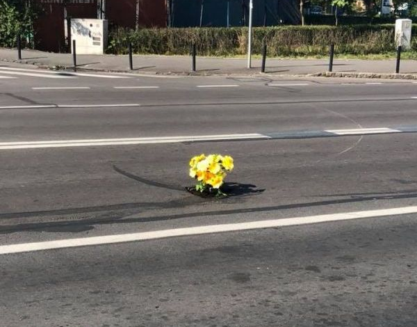 BRAȘOV. Buchetul de flori de pe strada Carpaților, înlocuit „peste noapte” 1 groapa_4.jpg