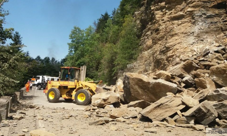 TRANSFĂGĂRĂȘAN. 20 de kilograme de trotil, pentru detonarea stâncilor căzute pe carosabil 1 img-20180813-wa0014.jpg