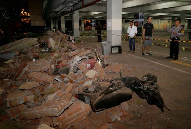 Cel puţin trei morţi în urma unui seism de 7 grade Richter 1 indonezia_5.jpg