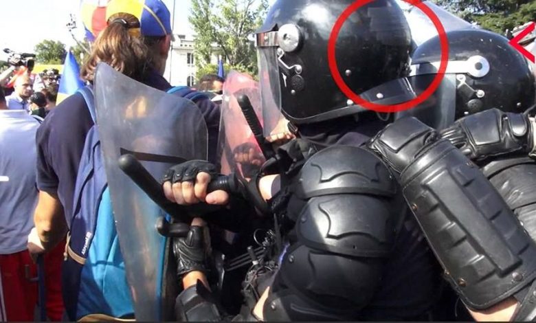 Represiunea din 10 august a fost planificată: jandarmi cu indicativele de identificare de pe căști acoperite cu bandă adezivă 1 jandarmfaranumardeidentificare.jpg