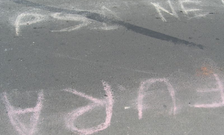 BRAȘOVEAN amendat pentru mesaj anti-PSD scris cu cretă pe asfalt 1 mesaje-creta-psd7.jpg