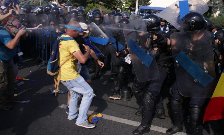 Live text. MITINGUL DIASPOREI. Românii protestează în Piaţa Victoriei împotriva Guvernului. Forţele de ordine au folosit gaze lacrimogene 1 mitinguldiasporei.jpg
