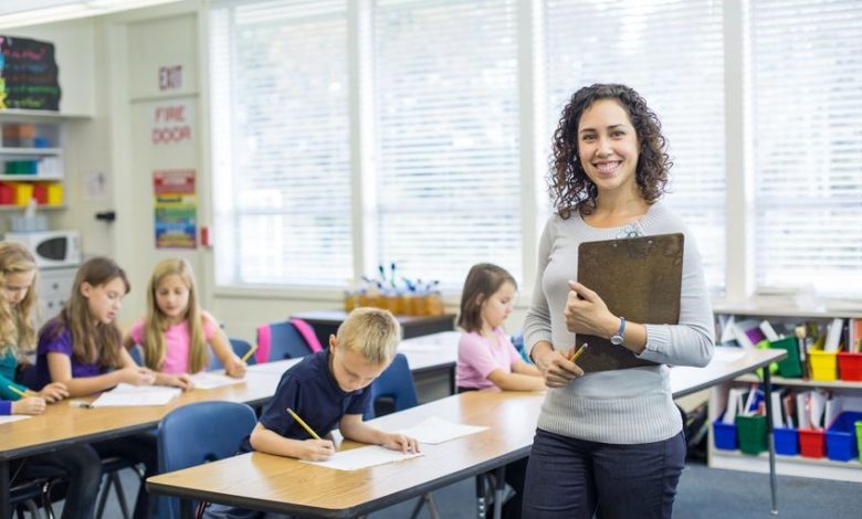 Cunoașteți un profesor deosebit? Nominalizați-l la Premiul Mentor 1 profesori.jpg