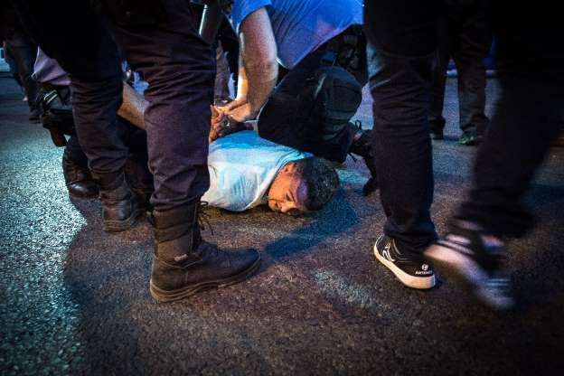Bărbatul care ar fi furat pistolul jandarmeriței a fost reținut 1 proteste_11.jpg