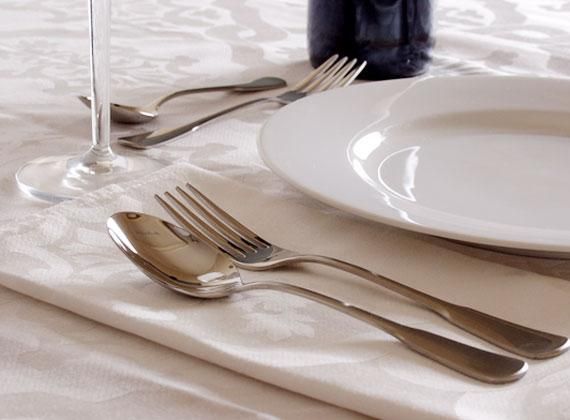 Update. BRAŞOV. Posibilă toxiinfecţie. Protecţia Consumatorilor a oprit temporar activitatea pe parte de alimentaţie a pensiunii din Bran 1 tacamuri.jpg