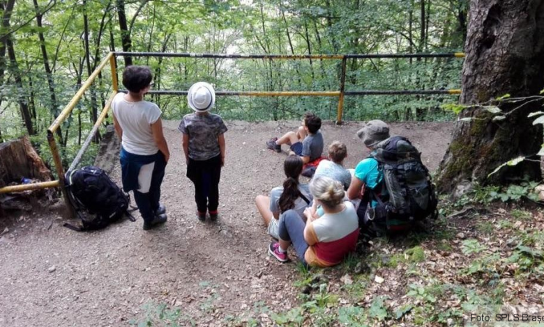 BRAȘOV. Au vrut să „taie” serpentinele, dar au rămas BLOCAȚI pe Tâmpa. Trei adulți însoțiți de patru copii și un bebeluș au cerut ajutorul salvamontiștilor (FOTO) 1 tampa_8.jpg