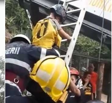 13 turişti, printre care doi copii, blocaţi la înălţime cu telecabina 1 turisti-telecabina.jpg