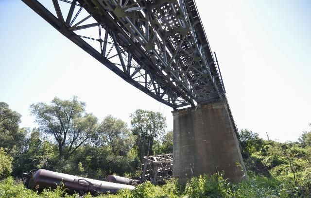 Un marfar a deraiat după ce un viaduct s-a rupt 1 viaduct.jpg