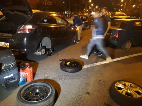 BRAȘOV. Autoturisme avariate pe bandă rulantă, din cauza unei gropi nesemnalizate 1 IMG-20180923-WA0007 (1)_257316.jpg