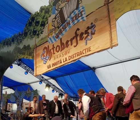 BRAŞOV. S-a dat cep butoiului cu bere şi petrecerii 1 Oktoberfest-deschidere1_256507.jpg