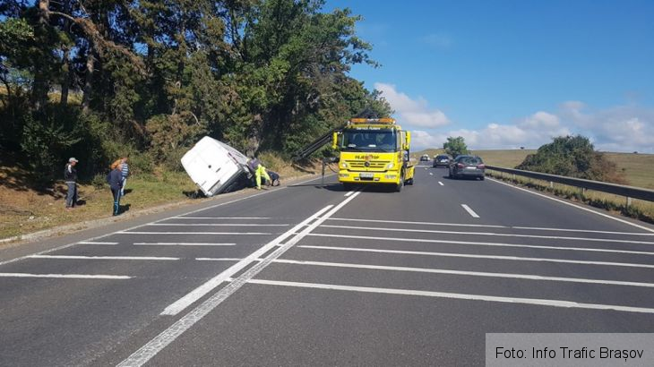 BRAȘOV. Autoutilitară răsturnată în șanț, pe fondul oboselii la volan 1 accident dealul cainelui 2_257450.jpg