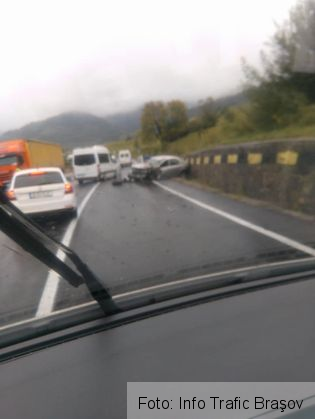 BRAŞOV. Accident pe DN 13! Un şofer a intrat cu maşina într-un TIR (FOTO) 1 accident dn 13_256457.jpg