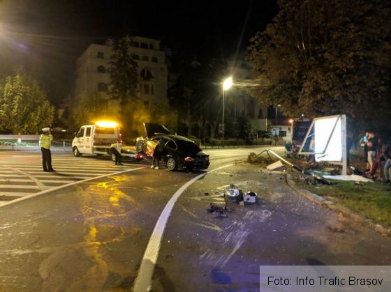 BRAȘOV. A intrat cu mașina într-un stâlp și panou publicitar, în sensul giratoriu de lângă Aro Palace (FOTO) 1 accident langa aro_257053.jpg