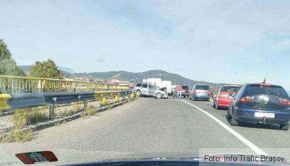 BRAȘOV. Accident între un autoturism și o autoutilitară, pe DN 10 (FOTO) 1 accidentprejmer_4.jpg