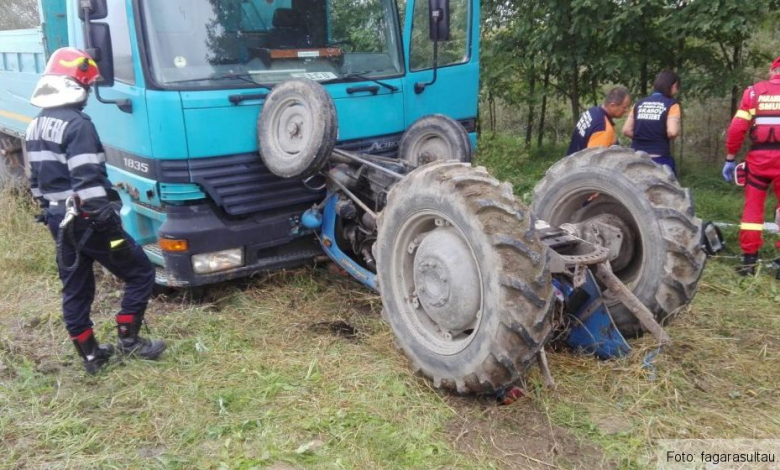 BRAȘOV. Persoană prinsă sub un utilaj, la Șercaia Update: Bărbat prins sub tractorul cu care încerca să tragă un camion 1 barbattractor.jpg