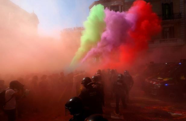 Ciocniri între poliție și separatiștii catalani în Barcelona 1 barcelona_14.jpg