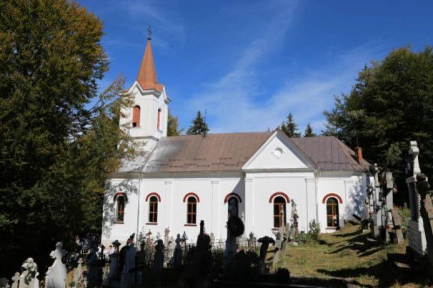 BRAȘOV. Biserica din primul sat turistic al României a fost resfințită 1 biserica-Sirnea_257325.jpg