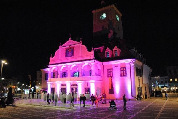 BRAȘOV. Instituții luminate în roz, în campania de prevenție a cancerului la sân 1 cladiri-roz.jpg