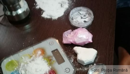 FLAGRANT. Prinși de polițiști în timp ce ridicau un colet cu cocaină provenind din Spania 1 cocaina2.jpg