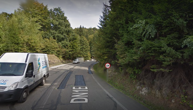 Un sens giratoriu, o stație de autobuz și o trecere de pietoni, în POIANA BRAȘOV 1 dn1e.png