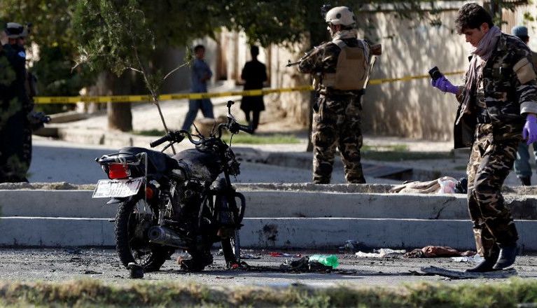 Atentat terorist comis de un kamikaze pe motocicletă 1 kabul-blast.jpg