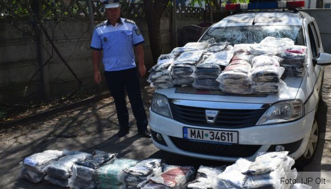 În loc să ajungă în magazinele din BRAŞOV, au fost confiscate de poliţişti. Este vorba despre sute de rochii 1 rochiiconfiscate.jpg