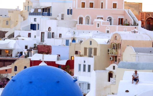 Grecia folosește drone pentru a detecta cazuri de evaziune fiscală 1 santorini.jpg