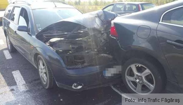 BRAȘOV. Accident între trei autoturisme, la ieșire din Făgăraș spre Brașov 1 whatsapp-image-2018-09-08-at-12-07-27-600x338.jpeg