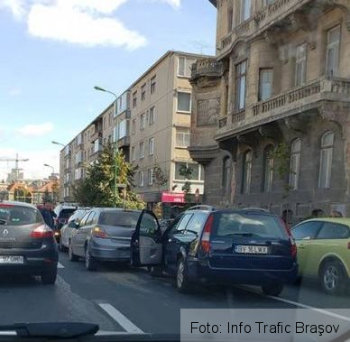 BRAȘOV. Tamponare în lanț pe Bulevardul 15 Noiembrie (FOTO) 1 15noiembrie.jpg