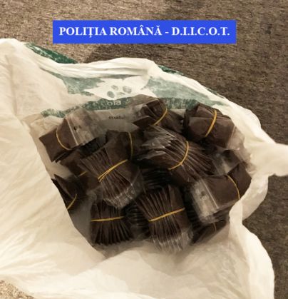 BRAȘOV. Substanță activă pentru etnobotanice de 60.000 de euro, găsită în urma unor percheziții. Doi dintre clienții traficanților au ajuns să comită crime, susțin anchetatorii 1 1_257822.jpg