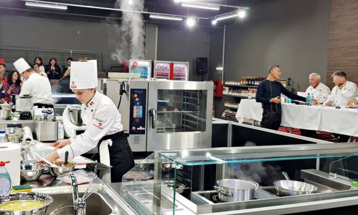 BRAȘOV. A adolescentă din Codlea se pregătește să devină noua Lady Chef a României. GALERIE FOTO 1 Alexia-S-Arena_258918.jpg