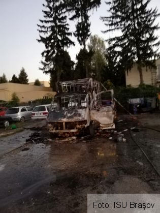 BRAȘOV. Incendiu la un service auto (FOTO) 1 IMG-20181005-WA0033_257881.jpg