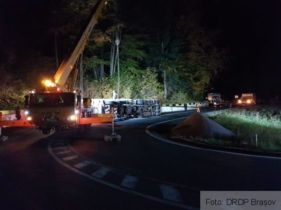 BRAȘOV. Camion răsturnat pe DN 1, azi-noapte (FOTO) 1 IMG-20181016-WA0002_258276.jpg
